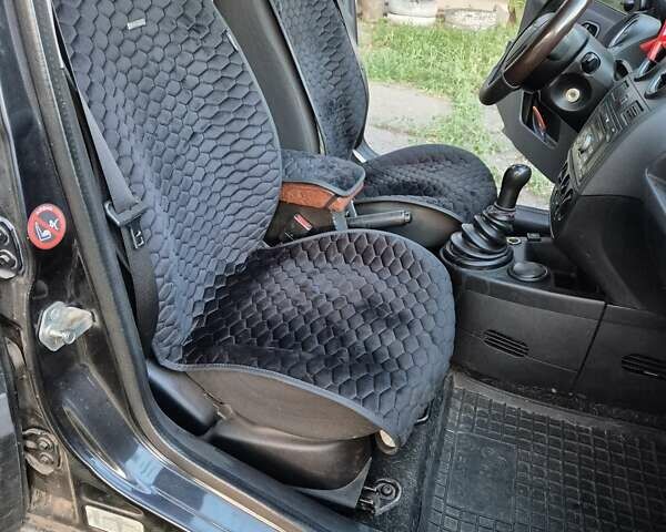 Черный Форд Фиеста, объемом двигателя 1.39 л и пробегом 231 тыс. км за 3900 $, фото 10 на Automoto.ua