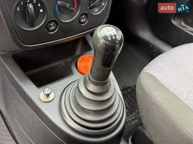 Черный Форд Фиеста, объемом двигателя 1.2 л и пробегом 165 тыс. км за 2900 $, фото 17 на Automoto.ua