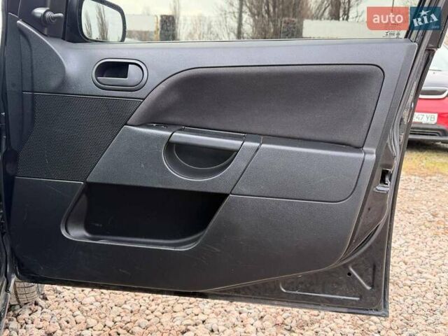 Черный Форд Фиеста, объемом двигателя 1.2 л и пробегом 165 тыс. км за 2900 $, фото 23 на Automoto.ua