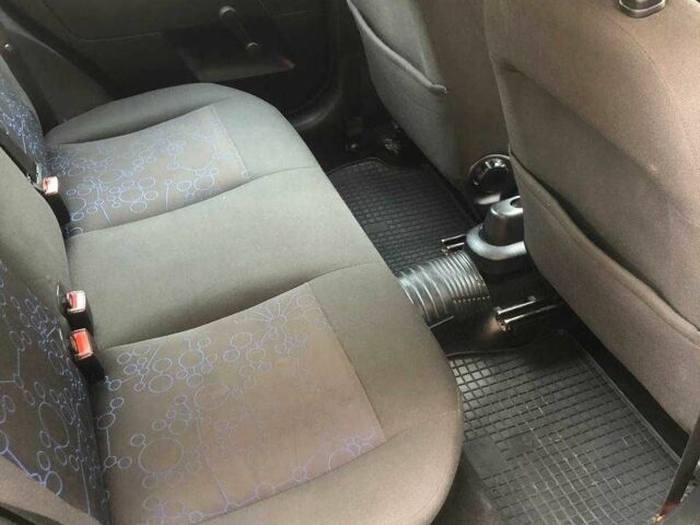 Черный Форд Фиеста, объемом двигателя 1.4 л и пробегом 234 тыс. км за 4400 $, фото 10 на Automoto.ua