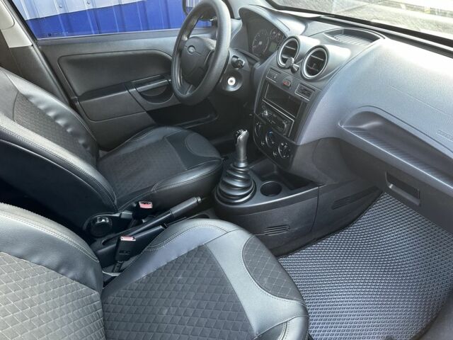 Черный Форд Фиеста, объемом двигателя 1.3 л и пробегом 180 тыс. км за 4900 $, фото 5 на Automoto.ua