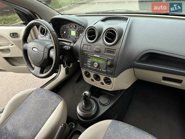 Черный Форд Фиеста, объемом двигателя 1.4 л и пробегом 145 тыс. км за 4000 $, фото 22 на Automoto.ua