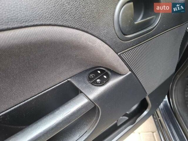 Черный Форд Фиеста, объемом двигателя 1.39 л и пробегом 220 тыс. км за 3800 $, фото 19 на Automoto.ua