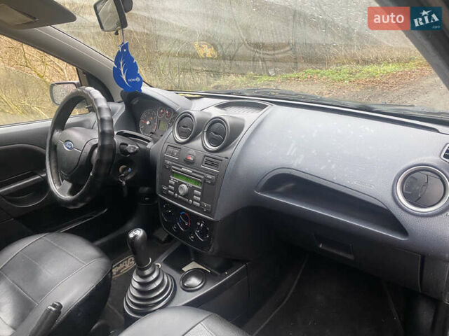 Черный Форд Фиеста, объемом двигателя 1.3 л и пробегом 230 тыс. км за 3400 $, фото 14 на Automoto.ua