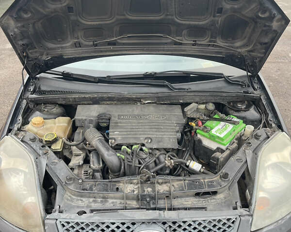 Черный Форд Фиеста, объемом двигателя 1.39 л и пробегом 337 тыс. км за 2600 $, фото 9 на Automoto.ua