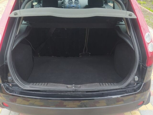 Черный Форд Фиеста, объемом двигателя 1.4 л и пробегом 234 тыс. км за 3350 $, фото 12 на Automoto.ua