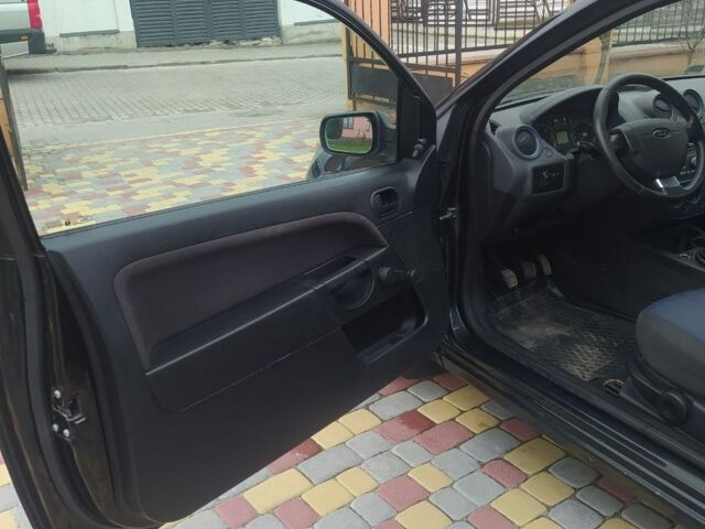 Черный Форд Фиеста, объемом двигателя 1.4 л и пробегом 234 тыс. км за 3350 $, фото 5 на Automoto.ua