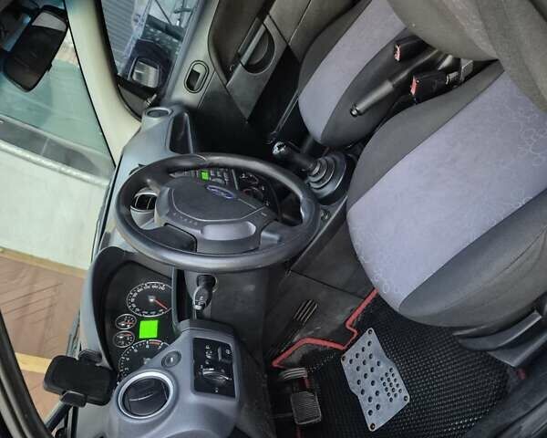 Чорний Форд Фієста, об'ємом двигуна 1.39 л та пробігом 148 тис. км за 4400 $, фото 6 на Automoto.ua