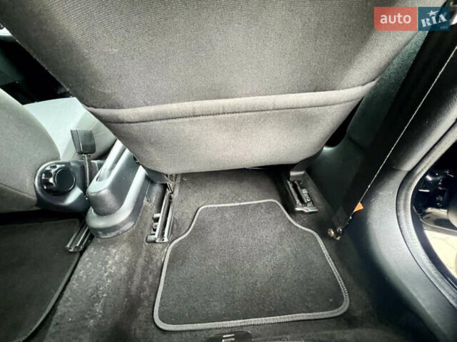 Чорний Форд Фієста, об'ємом двигуна 1.4 л та пробігом 215 тис. км за 3950 $, фото 15 на Automoto.ua