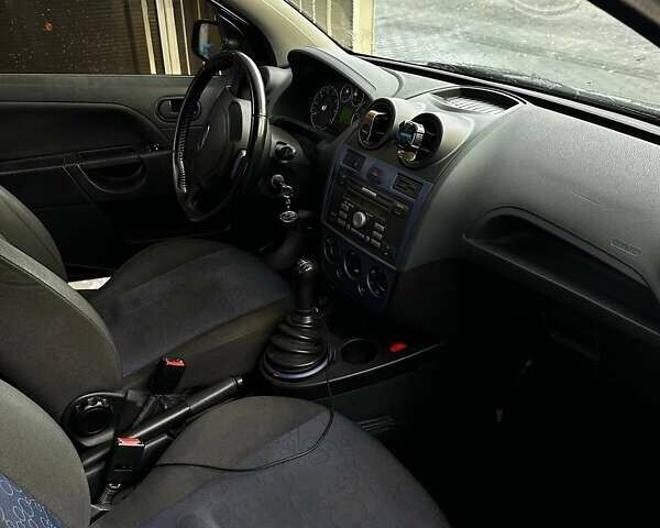 Черный Форд Фиеста, объемом двигателя 1.3 л и пробегом 265 тыс. км за 4500 $, фото 6 на Automoto.ua