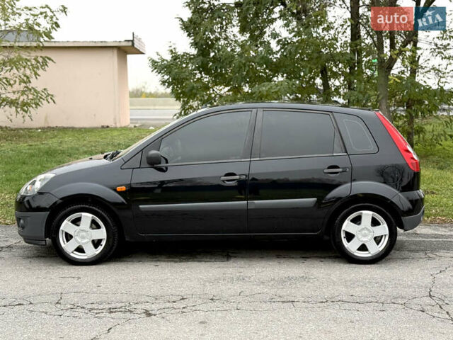 Черный Форд Фиеста, объемом двигателя 1.39 л и пробегом 112 тыс. км за 5899 $, фото 1 на Automoto.ua