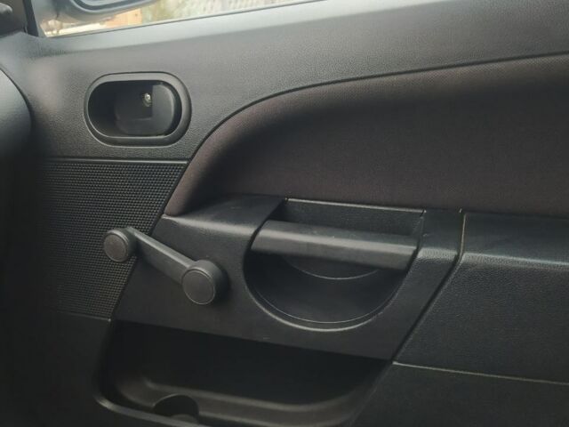 Черный Форд Фиеста, объемом двигателя 1.4 л и пробегом 234 тыс. км за 3350 $, фото 10 на Automoto.ua