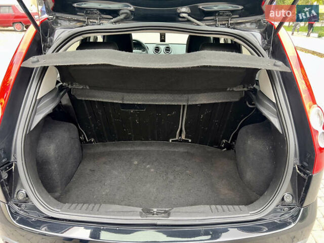 Чорний Форд Фієста, об'ємом двигуна 1.4 л та пробігом 215 тис. км за 3950 $, фото 18 на Automoto.ua