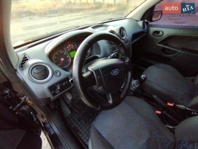 Чорний Форд Фієста, об'ємом двигуна 1.39 л та пробігом 320 тис. км за 4000 $, фото 4 на Automoto.ua