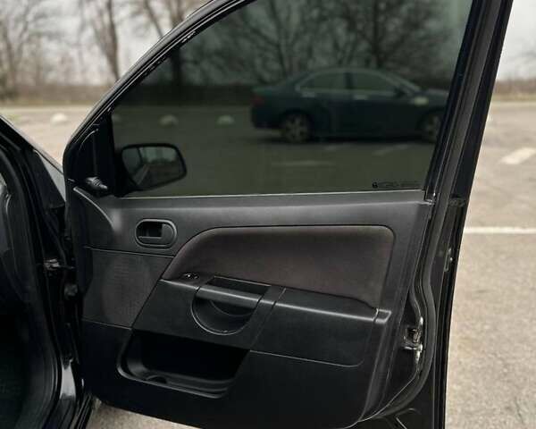 Чорний Форд Фієста, об'ємом двигуна 1.4 л та пробігом 260 тис. км за 3600 $, фото 3 на Automoto.ua