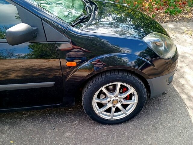 Черный Форд Фиеста, объемом двигателя 1.4 л и пробегом 154 тыс. км за 5100 $, фото 3 на Automoto.ua