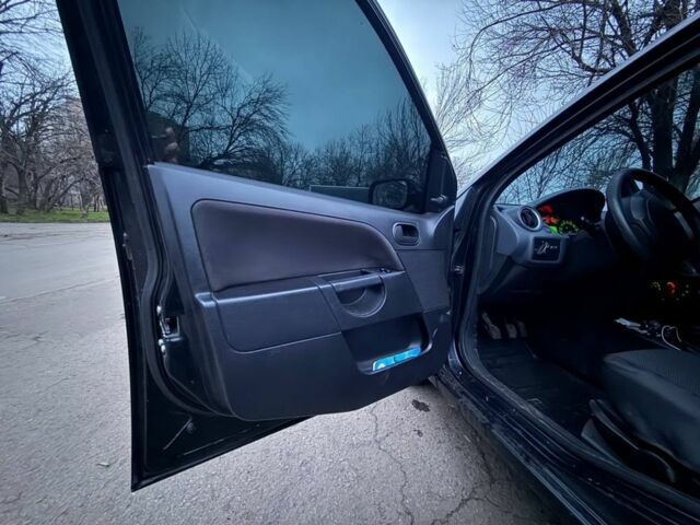 Чорний Форд Фієста, об'ємом двигуна 1.2 л та пробігом 246 тис. км за 4300 $, фото 8 на Automoto.ua