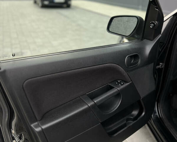 Черный Форд Фиеста, объемом двигателя 1.4 л и пробегом 184 тыс. км за 4750 $, фото 45 на Automoto.ua