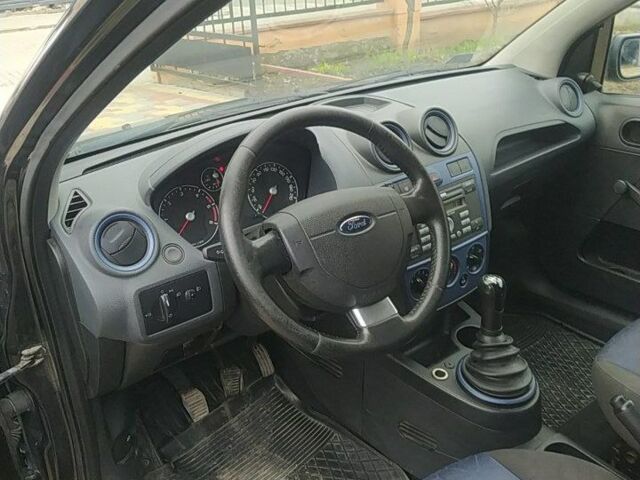 Черный Форд Фиеста, объемом двигателя 1.4 л и пробегом 234 тыс. км за 3350 $, фото 6 на Automoto.ua