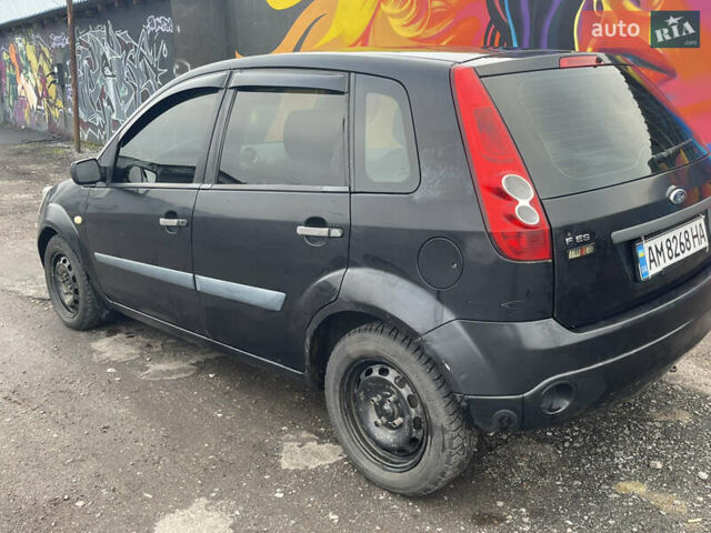 Черный Форд Фиеста, объемом двигателя 1.39 л и пробегом 337 тыс. км за 2600 $, фото 5 на Automoto.ua