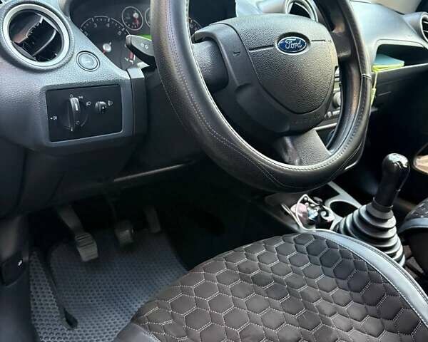 Черный Форд Фиеста, объемом двигателя 1.24 л и пробегом 194 тыс. км за 4200 $, фото 5 на Automoto.ua