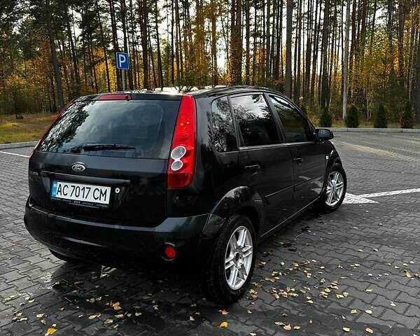 Черный Форд Фиеста, объемом двигателя 1.3 л и пробегом 265 тыс. км за 4500 $, фото 5 на Automoto.ua