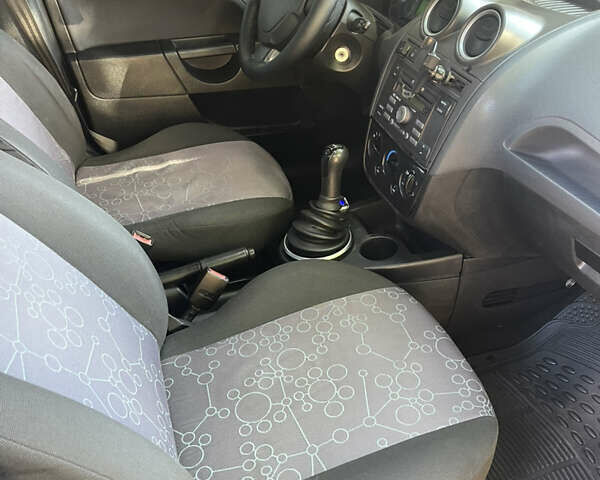 Черный Форд Фиеста, объемом двигателя 1.39 л и пробегом 337 тыс. км за 2600 $, фото 13 на Automoto.ua