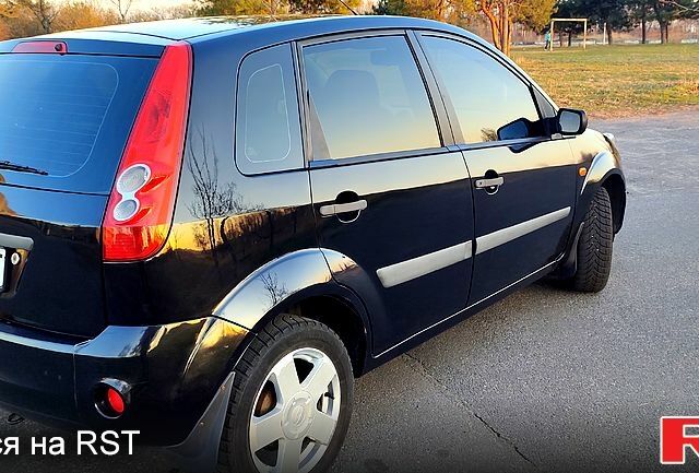 Черный Форд Фиеста, объемом двигателя 1.4 л и пробегом 137 тыс. км за 4399 $, фото 3 на Automoto.ua