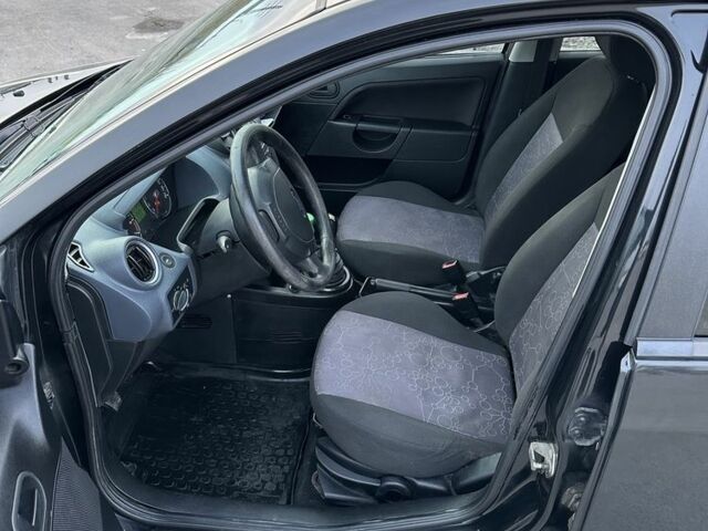 Черный Форд Фиеста, объемом двигателя 1.4 л и пробегом 210 тыс. км за 2500 $, фото 2 на Automoto.ua