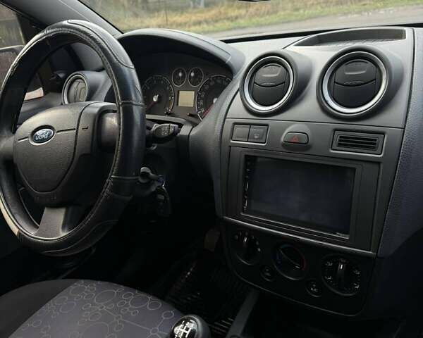 Черный Форд Фиеста, объемом двигателя 1.4 л и пробегом 150 тыс. км за 3600 $, фото 1 на Automoto.ua