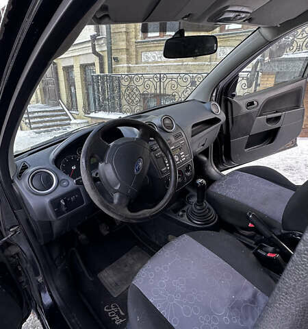 Черный Форд Фиеста, объемом двигателя 1.39 л и пробегом 1 тыс. км за 3000 $, фото 6 на Automoto.ua