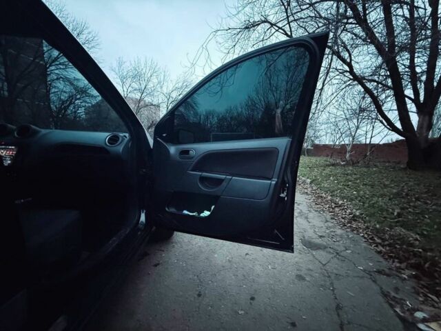 Чорний Форд Фієста, об'ємом двигуна 1.2 л та пробігом 246 тис. км за 4300 $, фото 7 на Automoto.ua