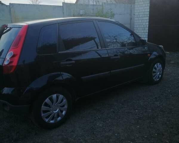 Черный Форд Фиеста, объемом двигателя 1.4 л и пробегом 204 тыс. км за 3900 $, фото 2 на Automoto.ua