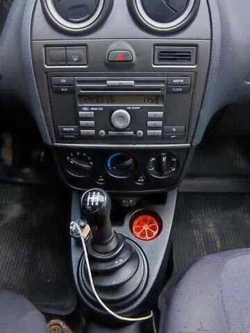 Черный Форд Фиеста, объемом двигателя 1.4 л и пробегом 170 тыс. км за 3800 $, фото 5 на Automoto.ua