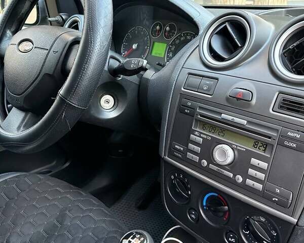 Черный Форд Фиеста, объемом двигателя 1.24 л и пробегом 194 тыс. км за 4200 $, фото 2 на Automoto.ua