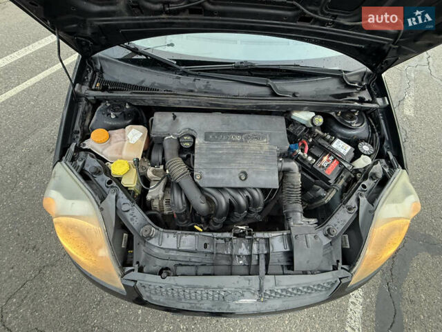 Черный Форд Фиеста, объемом двигателя 1.25 л и пробегом 116 тыс. км за 3800 $, фото 7 на Automoto.ua