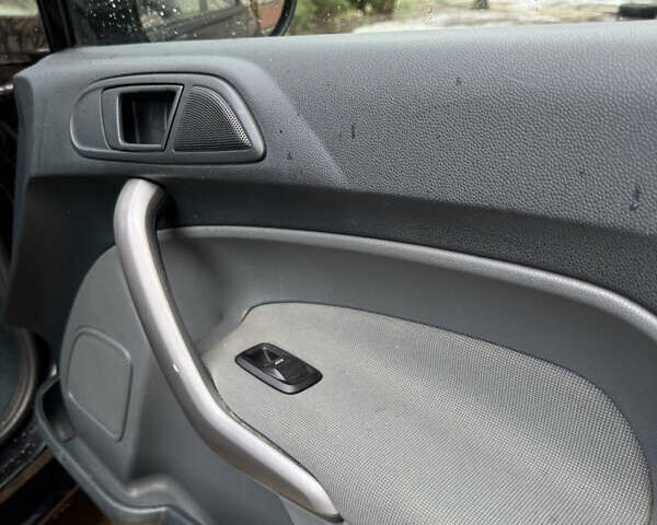 Черный Форд Фиеста, объемом двигателя 1.6 л и пробегом 229 тыс. км за 6400 $, фото 10 на Automoto.ua