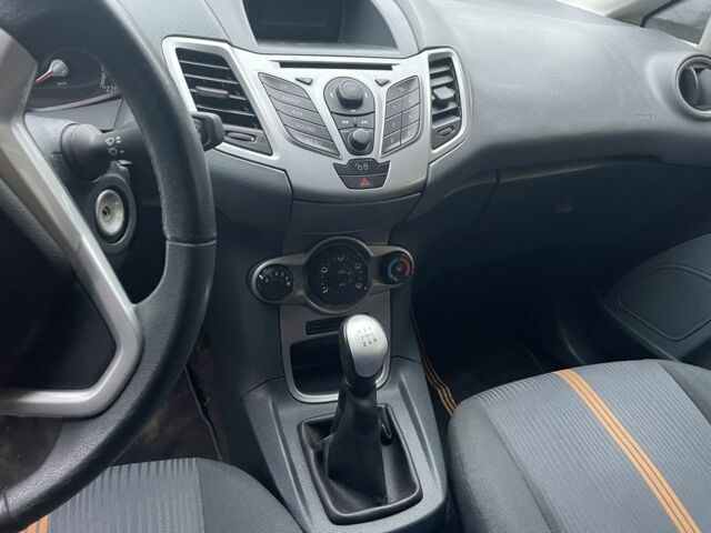 Черный Форд Фиеста, объемом двигателя 1.4 л и пробегом 147 тыс. км за 5254 $, фото 6 на Automoto.ua