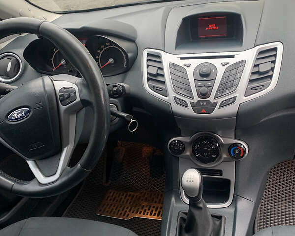 Черный Форд Фиеста, объемом двигателя 1.56 л и пробегом 322 тыс. км за 6200 $, фото 12 на Automoto.ua