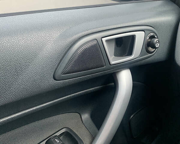 Черный Форд Фиеста, объемом двигателя 1.56 л и пробегом 322 тыс. км за 6200 $, фото 18 на Automoto.ua