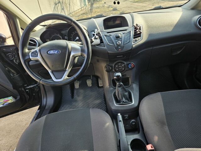 Черный Форд Фиеста, объемом двигателя 1.2 л и пробегом 120 тыс. км за 7000 $, фото 4 на Automoto.ua