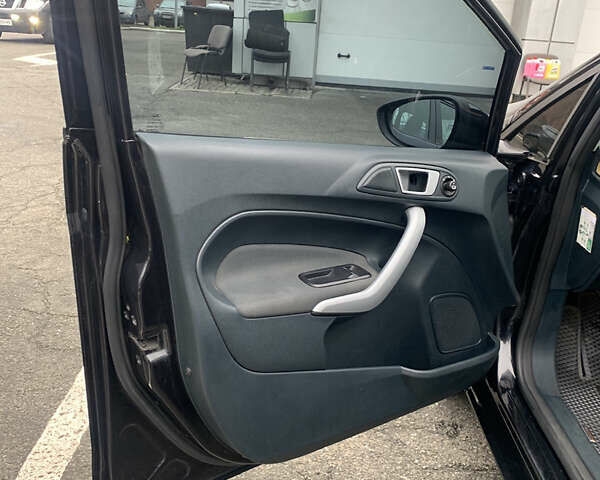 Черный Форд Фиеста, объемом двигателя 1.56 л и пробегом 322 тыс. км за 6200 $, фото 7 на Automoto.ua