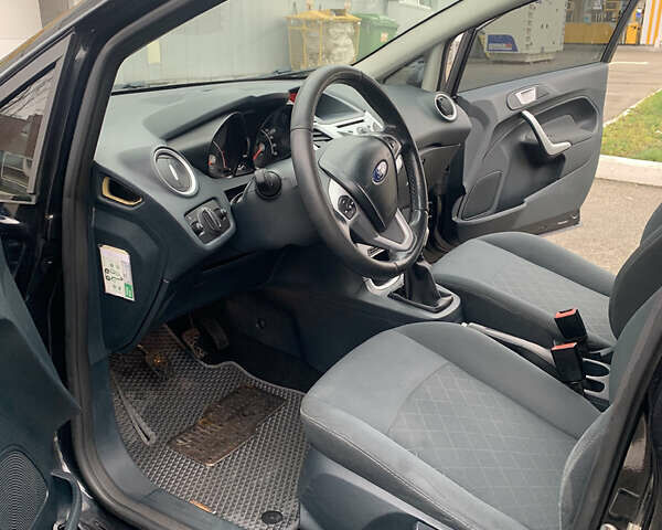 Черный Форд Фиеста, объемом двигателя 1.56 л и пробегом 322 тыс. км за 6200 $, фото 6 на Automoto.ua