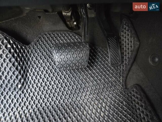 Черный Форд Фиеста, объемом двигателя 1.6 л и пробегом 71 тыс. км за 7999 $, фото 29 на Automoto.ua