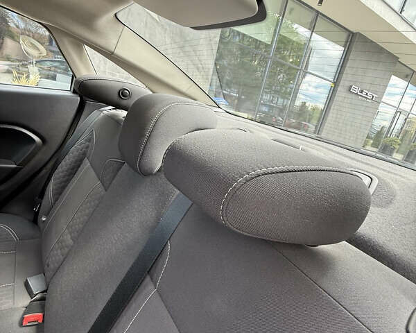 Черный Форд Фиеста, объемом двигателя 1.6 л и пробегом 180 тыс. км за 8300 $, фото 21 на Automoto.ua