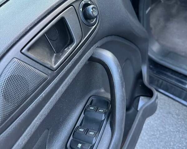 Черный Форд Фиеста, объемом двигателя 1.6 л и пробегом 130 тыс. км за 8400 $, фото 23 на Automoto.ua