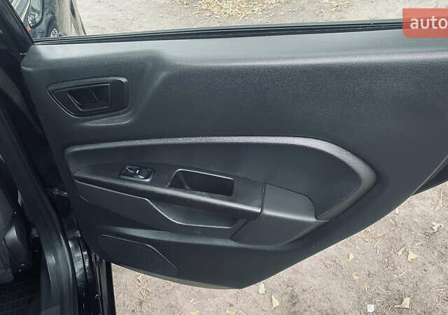 Чорний Форд Фієста, об'ємом двигуна 1.6 л та пробігом 140 тис. км за 8000 $, фото 4 на Automoto.ua