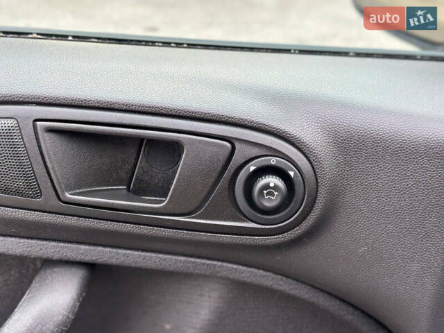 Черный Форд Фиеста, объемом двигателя 1.6 л и пробегом 298 тыс. км за 6500 $, фото 16 на Automoto.ua