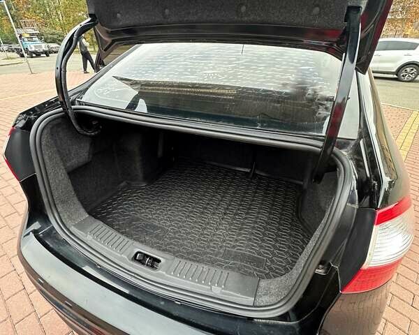 Черный Форд Фиеста, объемом двигателя 1.6 л и пробегом 77 тыс. км за 10500 $, фото 7 на Automoto.ua