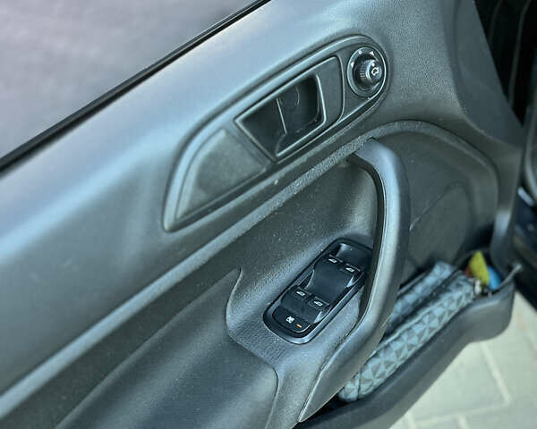 Черный Форд Фиеста, объемом двигателя 1.6 л и пробегом 195 тыс. км за 8299 $, фото 9 на Automoto.ua